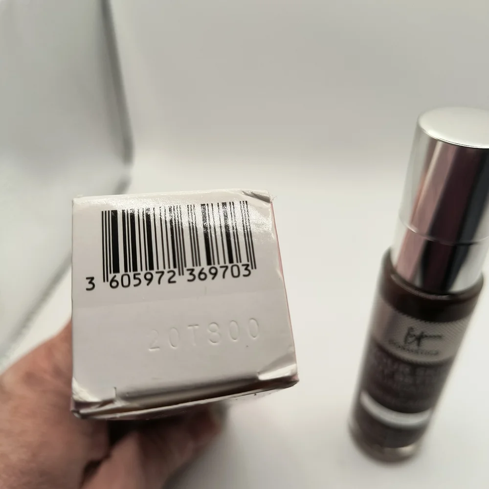 it Cosmetics Your Skin But Better Foundation + Skincare (Deep Cool 63)